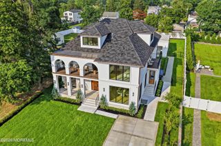 13 Johnston Street, Oakhurst, NJ 07755