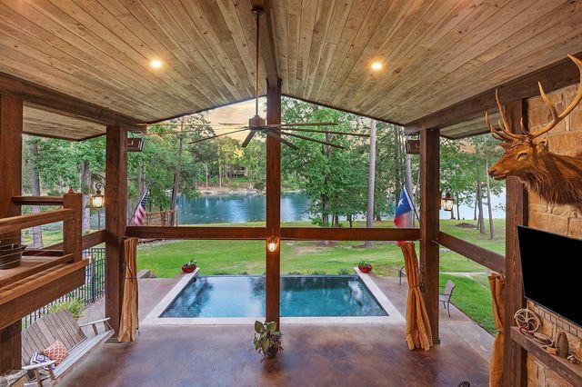 671 Lakeshore Drive, Brookeland, TX 75931