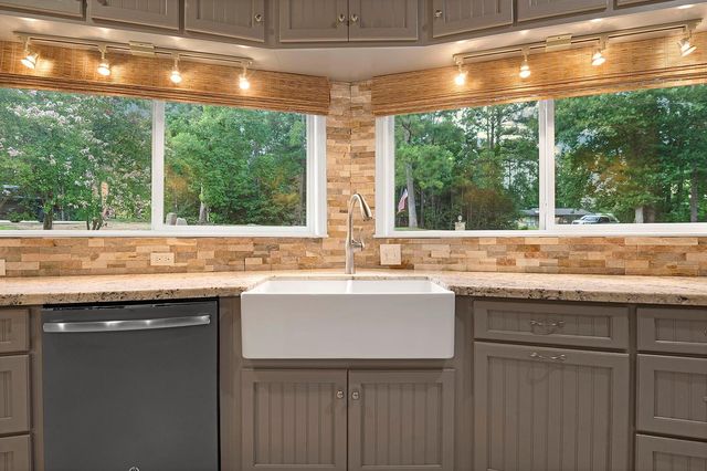 671 Lakeshore Drive, Brookeland, TX 75931