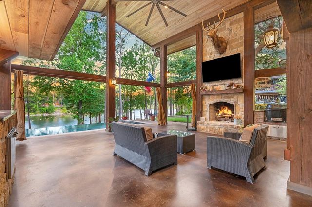 671 Lakeshore Drive, Brookeland, TX 75931