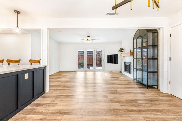 2001 Willow Dr, Petaluma, CA 94954