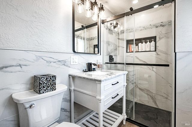 2001 Willow Dr, Petaluma, CA 94954