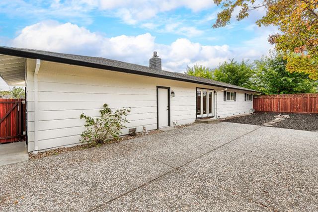 2001 Willow Dr, Petaluma, CA 94954