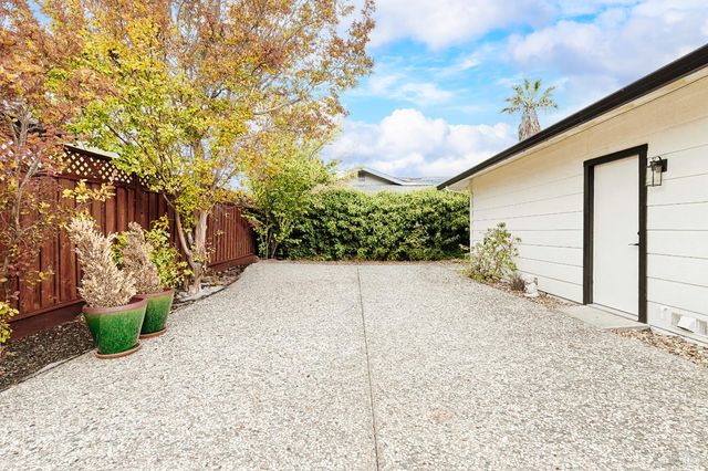 2001 Willow Dr, Petaluma, CA 94954