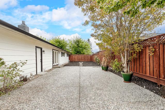 2001 Willow Dr, Petaluma, CA 94954