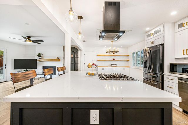 2001 Willow Dr, Petaluma, CA 94954