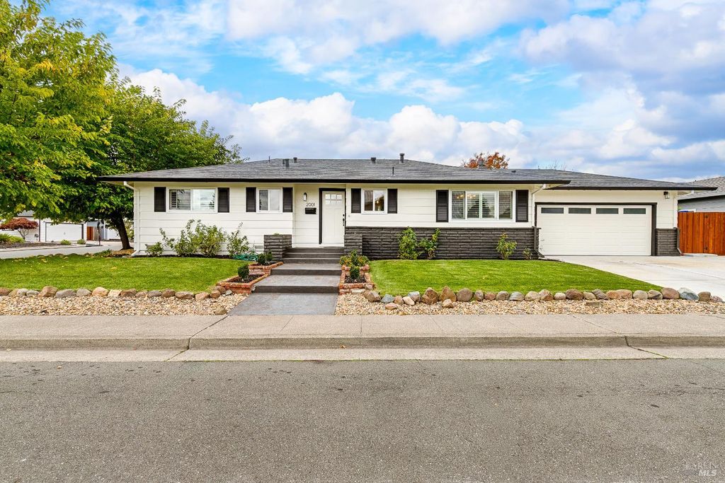 2001 Willow Dr, Petaluma, CA 94954