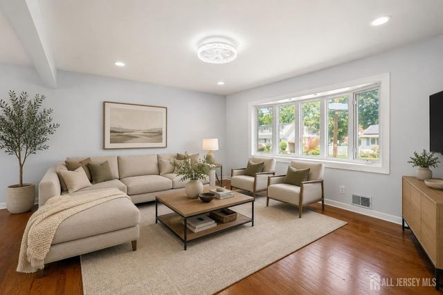 18 Deerwood Avenue, Edison, NJ 08817