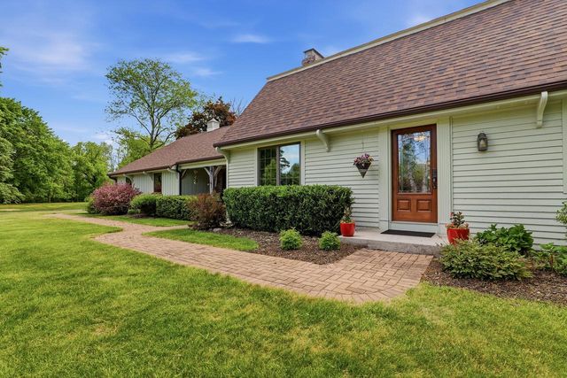 2541 Valley DRIVE, Manitowoc, WI 54220