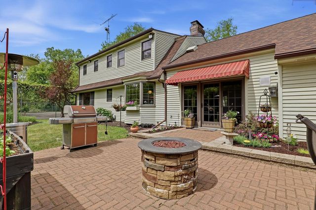 2541 Valley DRIVE, Manitowoc, WI 54220