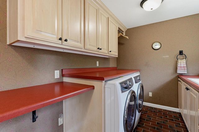 2541 Valley DRIVE, Manitowoc, WI 54220