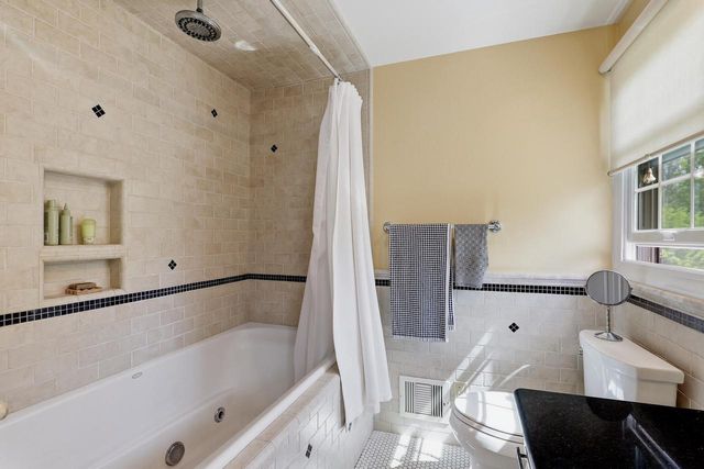 2541 Valley DRIVE, Manitowoc, WI 54220