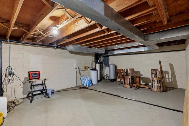 2541 Valley DRIVE, Manitowoc, WI 54220