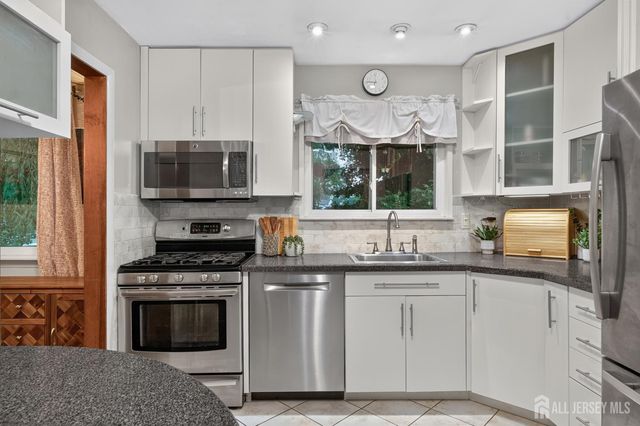 8 Growney Street, Edison, NJ 08817
