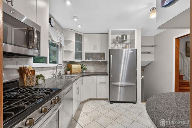 8 Growney Street, Edison, NJ 08817