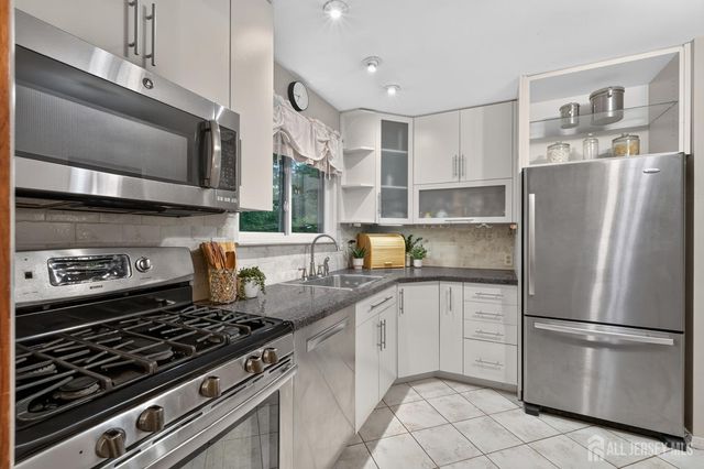 8 Growney Street, Edison, NJ 08817