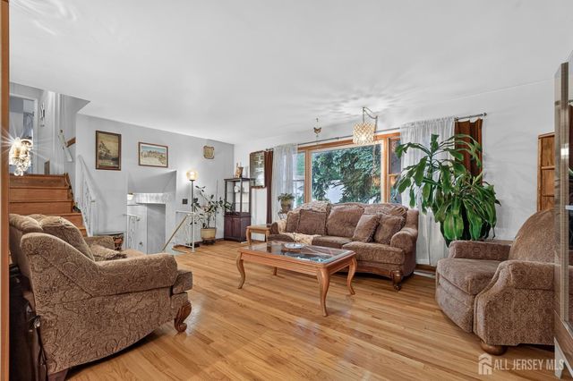 8 Growney Street, Edison, NJ 08817