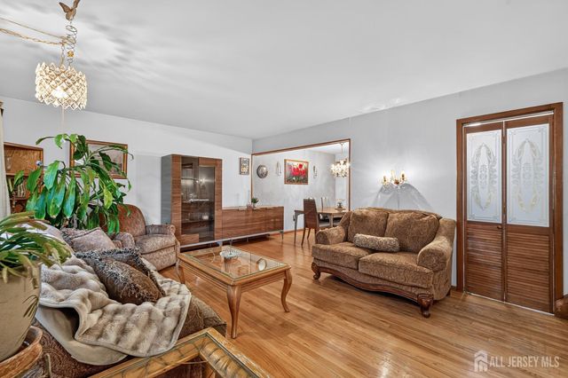 8 Growney Street, Edison, NJ 08817