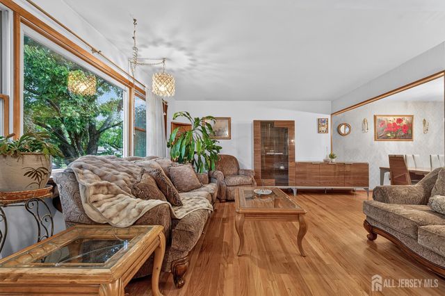 8 Growney Street, Edison, NJ 08817