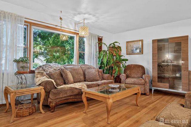 8 Growney Street, Edison, NJ 08817