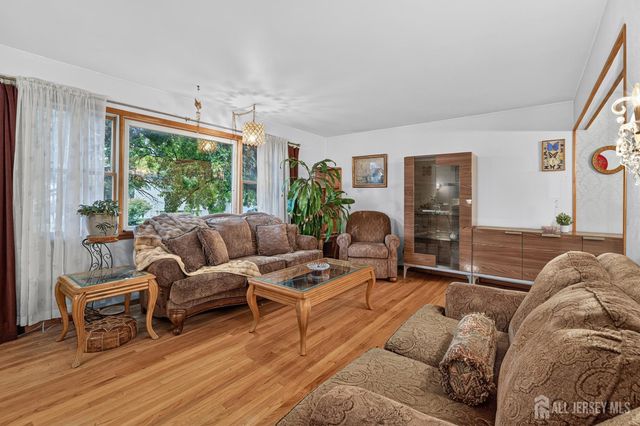 8 Growney Street, Edison, NJ 08817