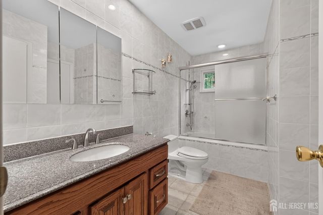 8 Growney Street, Edison, NJ 08817