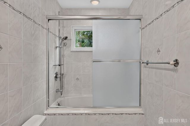 8 Growney Street, Edison, NJ 08817
