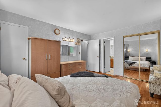 8 Growney Street, Edison, NJ 08817