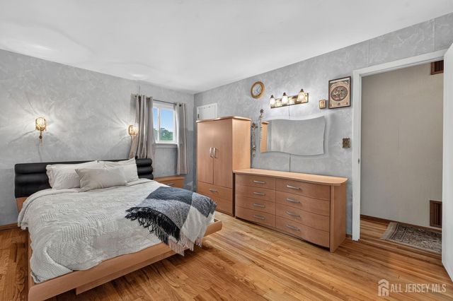 8 Growney Street, Edison, NJ 08817