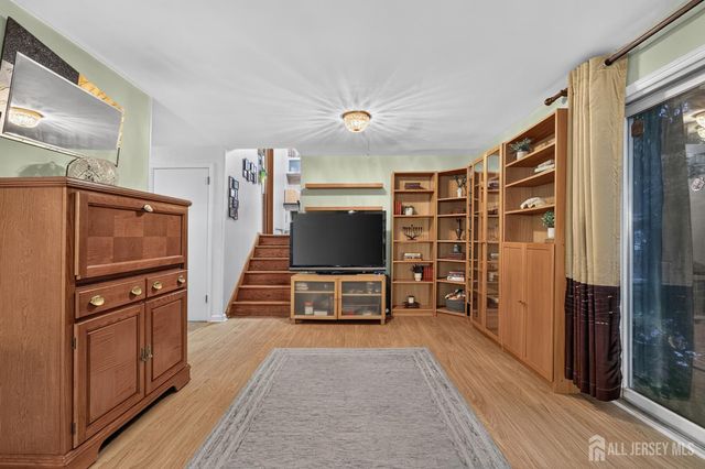 8 Growney Street, Edison, NJ 08817