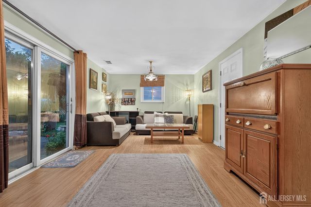 8 Growney Street, Edison, NJ 08817