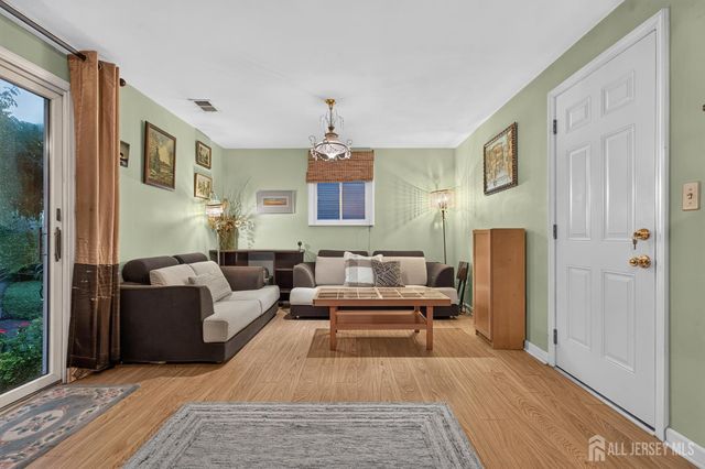 8 Growney Street, Edison, NJ 08817