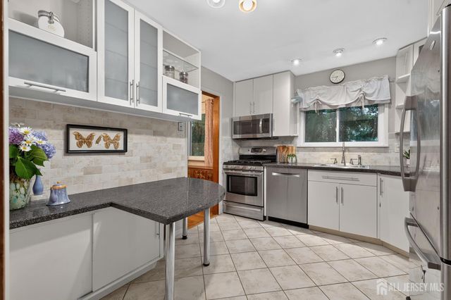 8 Growney Street, Edison, NJ 08817