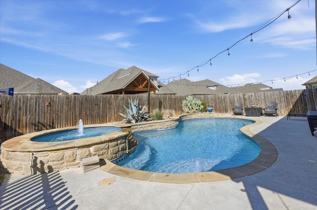 824 Pinnacle Ridge Road, Fort Worth, TX 76052