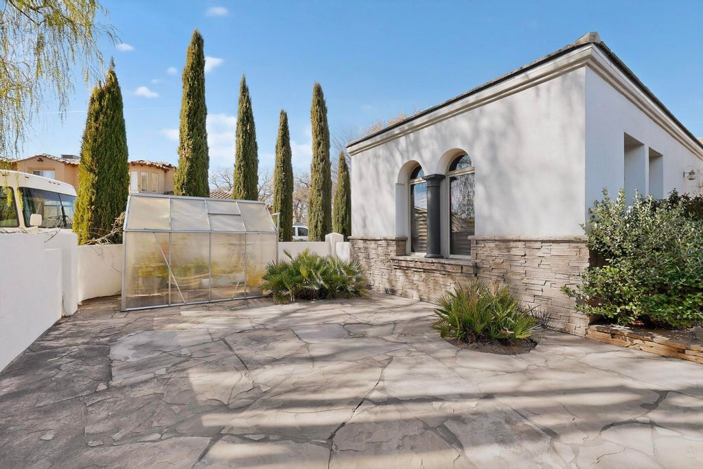 Image 10 of property listing at 287 Bazan Loop NW, Corrales, NM 87048