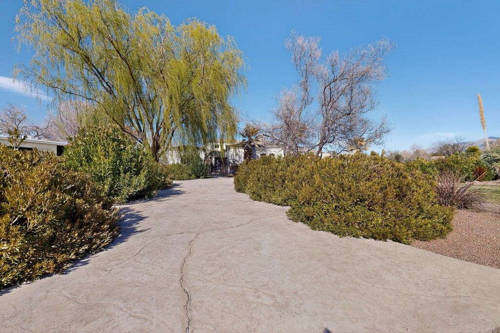 Image 2 of property listing at 287 Bazan Loop NW, Corrales, NM 87048