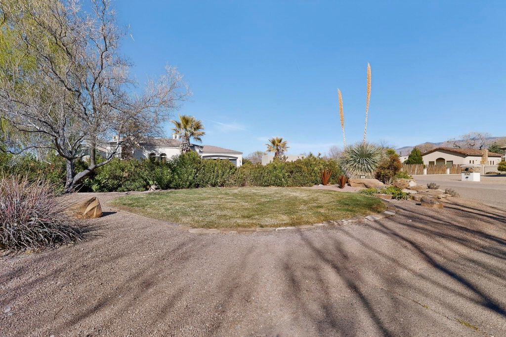 Image 3 of property listing at 287 Bazan Loop NW, Corrales, NM 87048