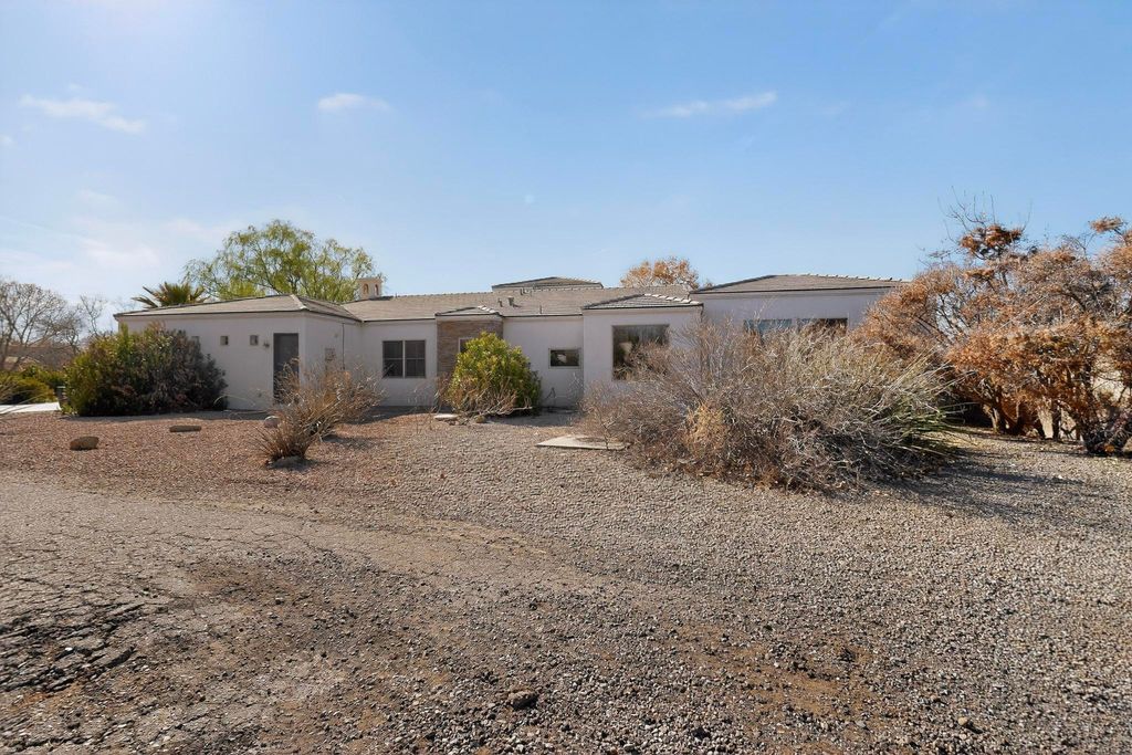 Image 7 of property listing at 287 Bazan Loop NW, Corrales, NM 87048