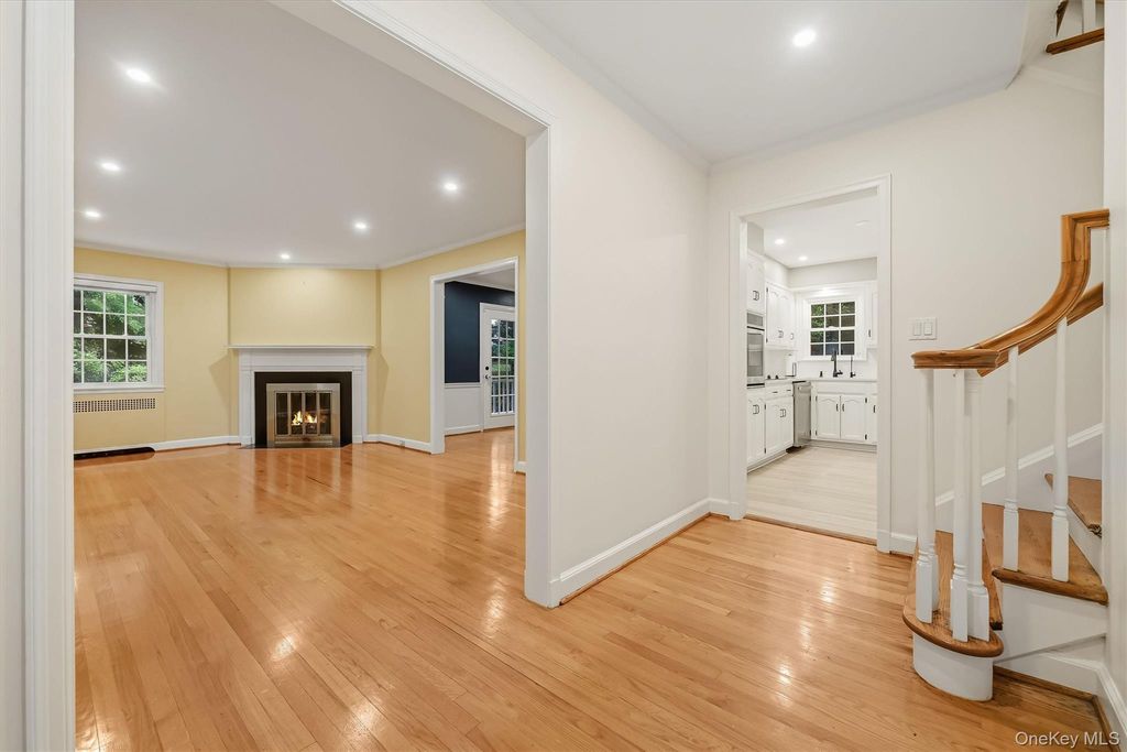 24 Smallwood Place, White Plains, NY 10603 — photo 3