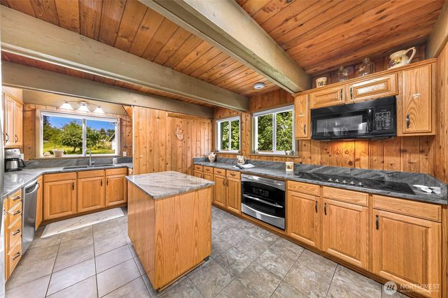 1418 E Blackburn Road, Mount Vernon, WA 98274