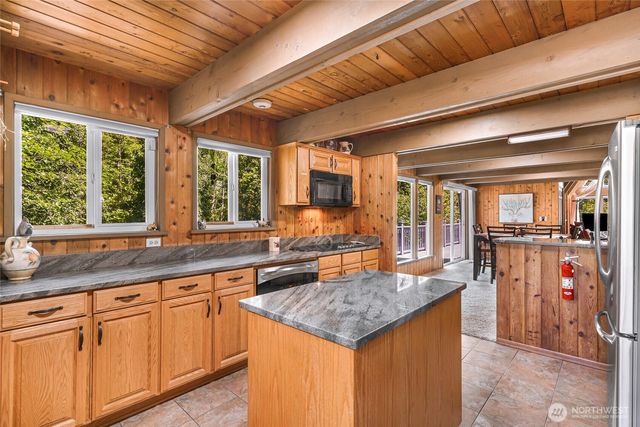 1418 E Blackburn Road, Mount Vernon, WA 98274