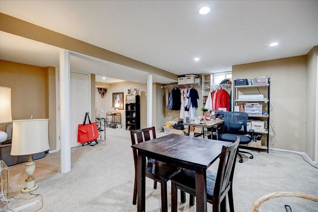 1400 S 52nd Street 50, West Des Moines, IA 50265