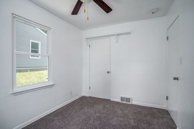 1319 W 38th Place, Davenport, IA 52806