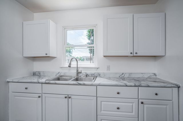 1319 W 38th Place, Davenport, IA 52806