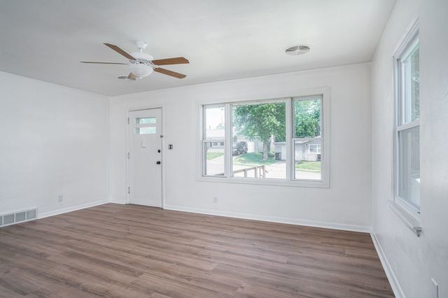 1319 W 38th Place, Davenport, IA 52806