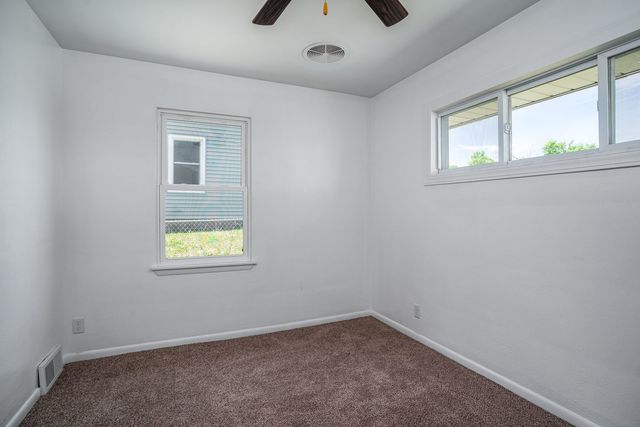 1319 W 38th Place, Davenport, IA 52806