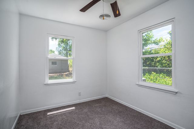 1319 W 38th Place, Davenport, IA 52806