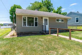 1319 W 38th Place, Davenport, IA 52806