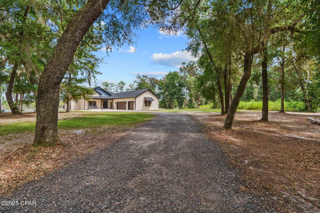 3012 Paradise Lakes Road, Chipley, FL 32428