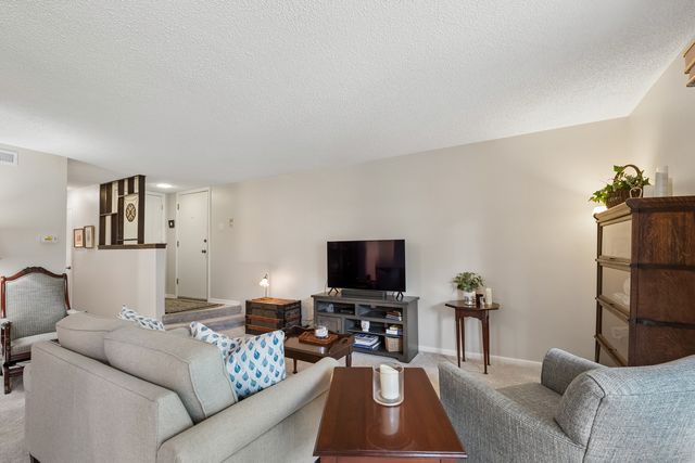 8220 Mulberry Court 7B, Palos Hills, IL 60465